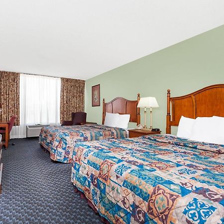 Days Inn & Suites By Wyndham Se Columbia Ft Jackson Esterno foto
