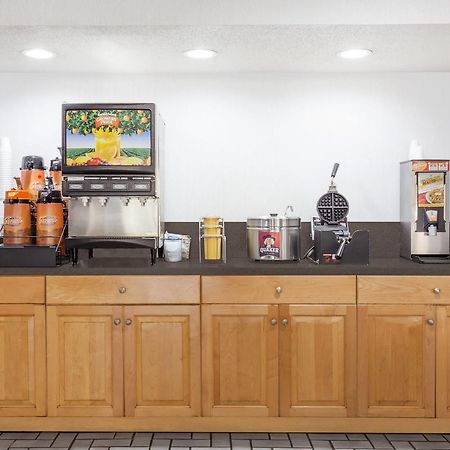 Days Inn & Suites By Wyndham Se Columbia Ft Jackson Esterno foto