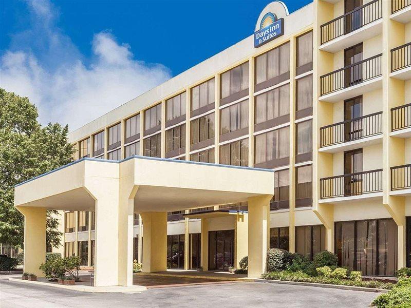 Days Inn & Suites By Wyndham Se Columbia Ft Jackson Esterno foto