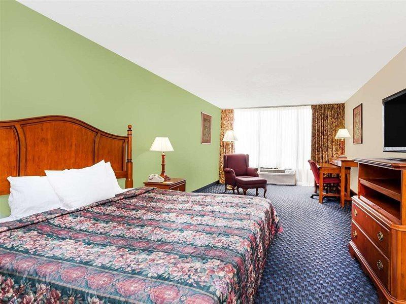 Days Inn & Suites By Wyndham Se Columbia Ft Jackson Esterno foto