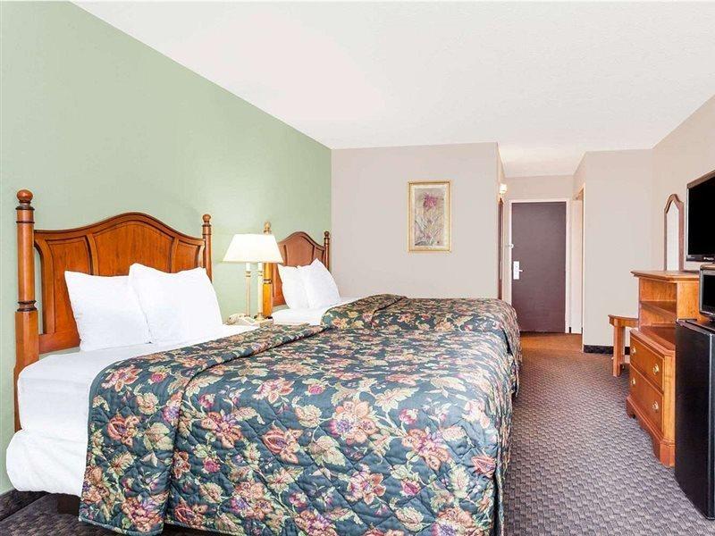 Days Inn & Suites By Wyndham Se Columbia Ft Jackson Esterno foto