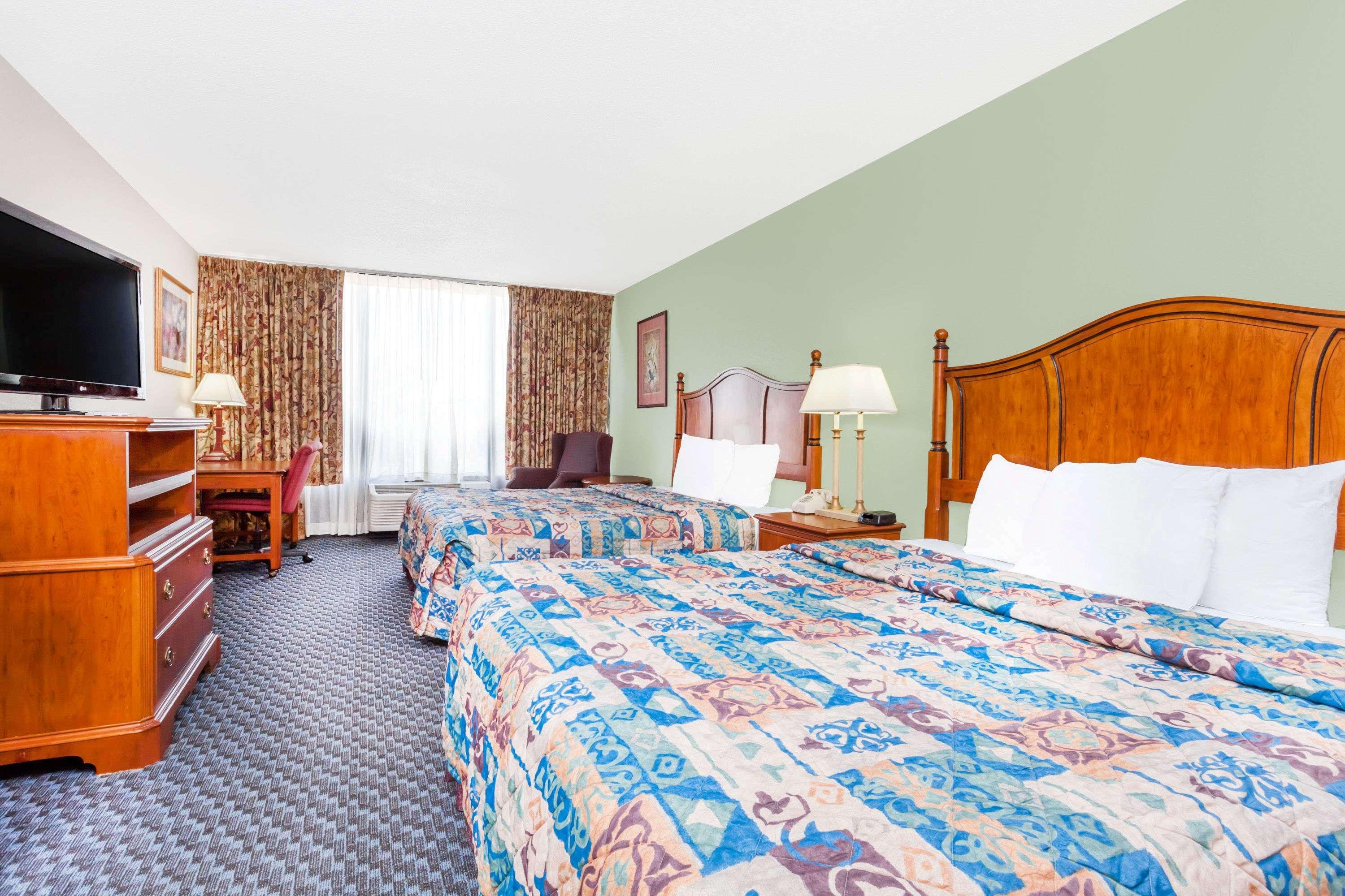 Days Inn & Suites By Wyndham Se Columbia Ft Jackson Esterno foto