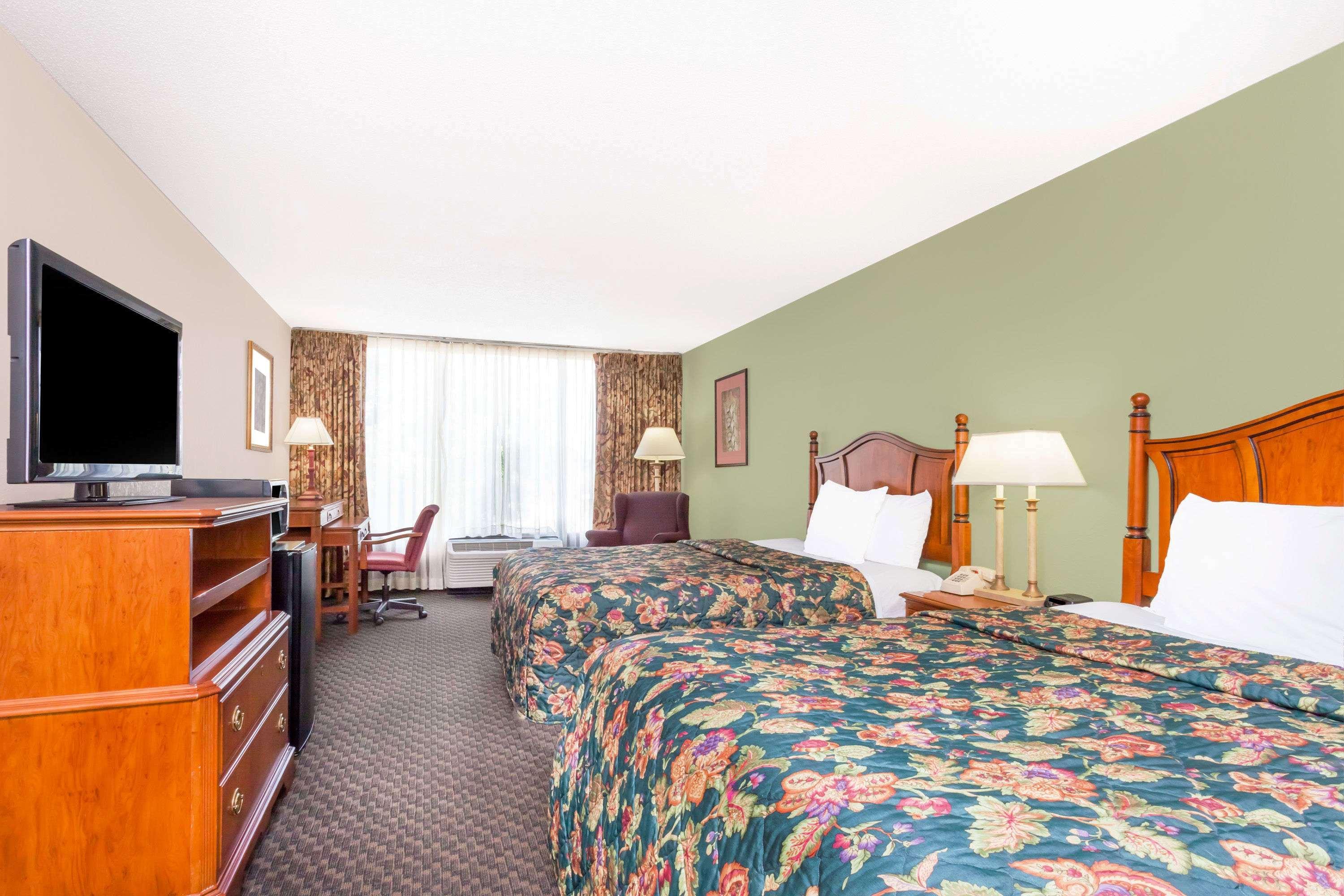 Days Inn & Suites By Wyndham Se Columbia Ft Jackson Esterno foto