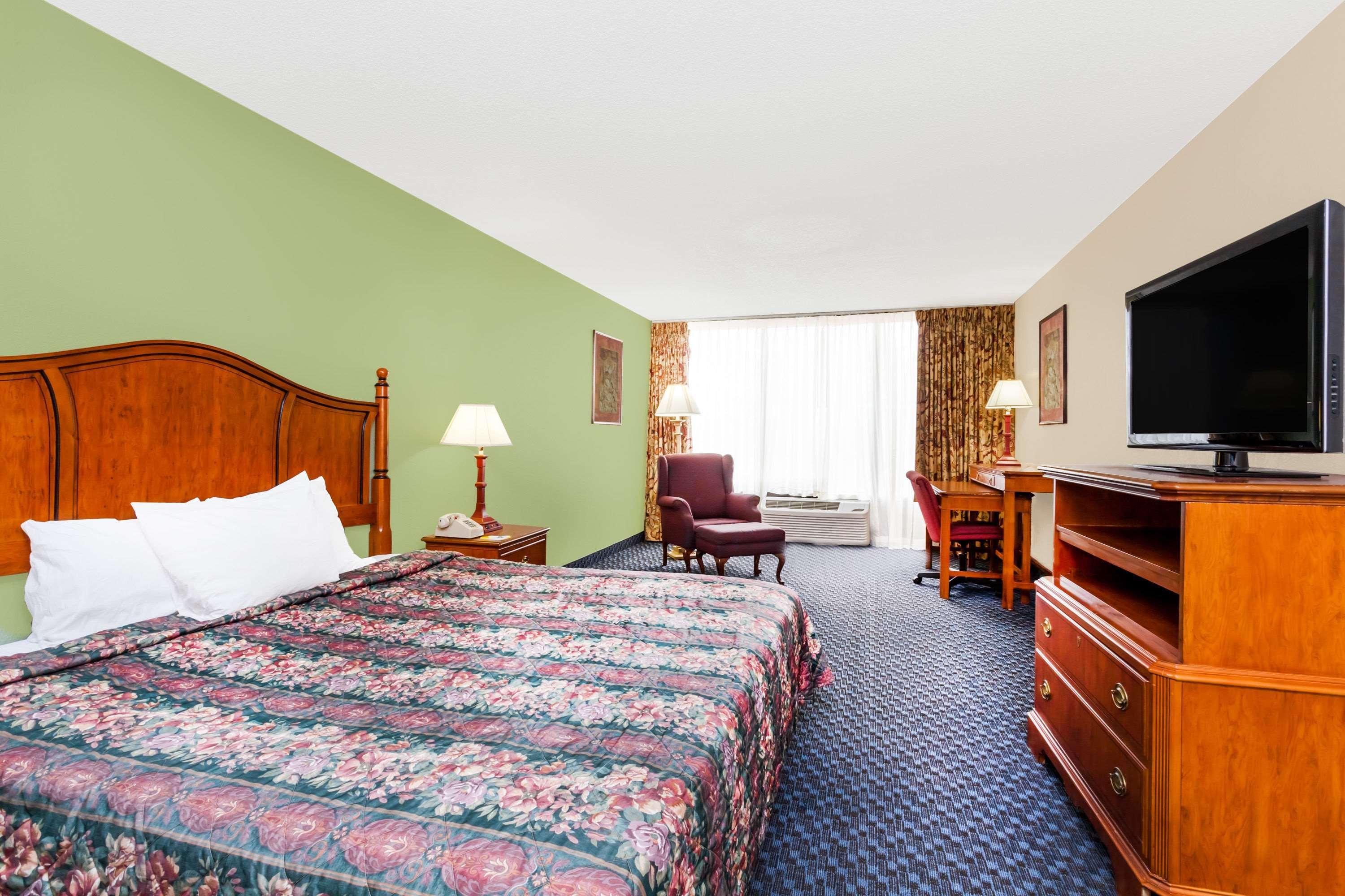 Days Inn & Suites By Wyndham Se Columbia Ft Jackson Esterno foto