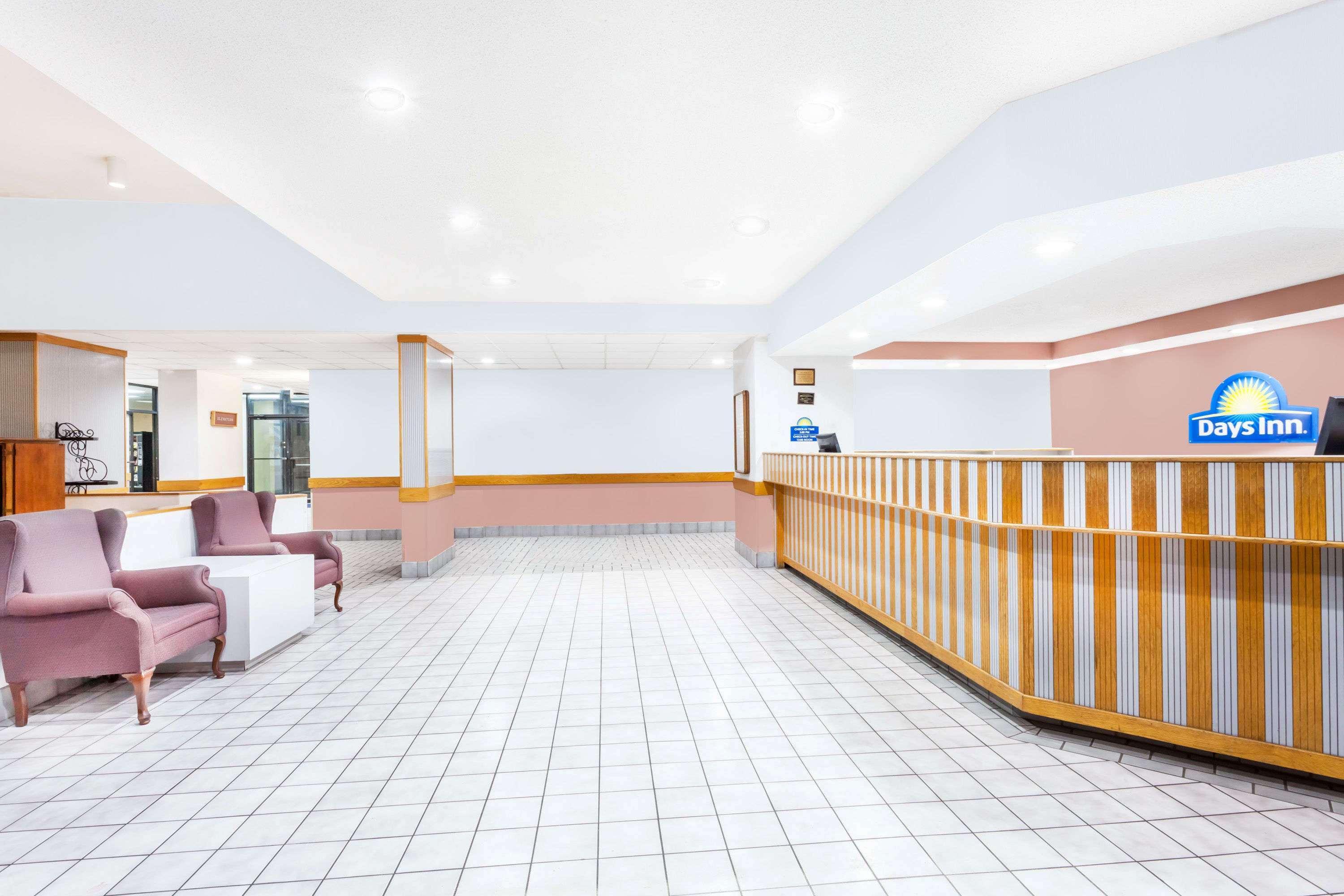 Days Inn & Suites By Wyndham Se Columbia Ft Jackson Esterno foto