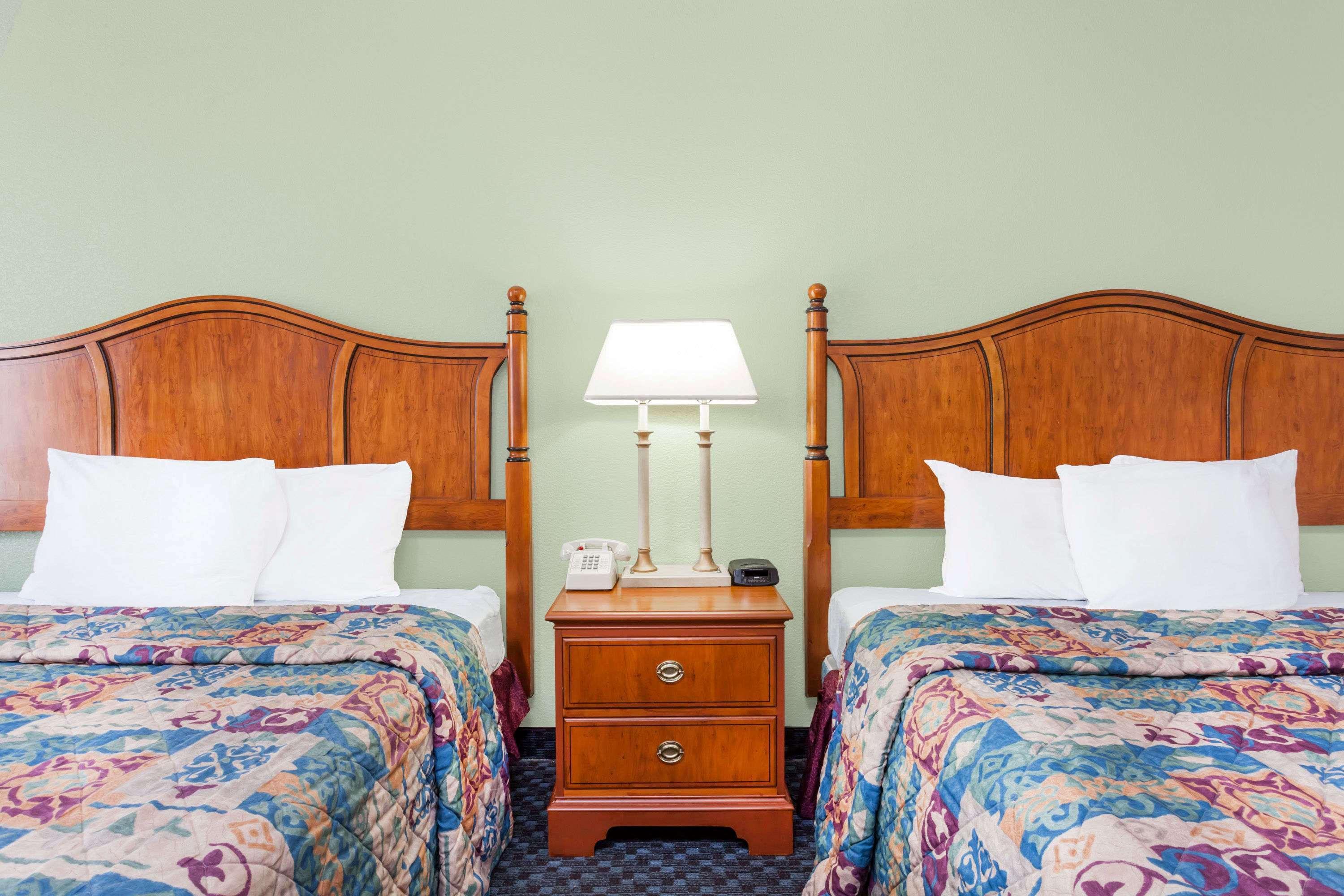 Days Inn & Suites By Wyndham Se Columbia Ft Jackson Esterno foto