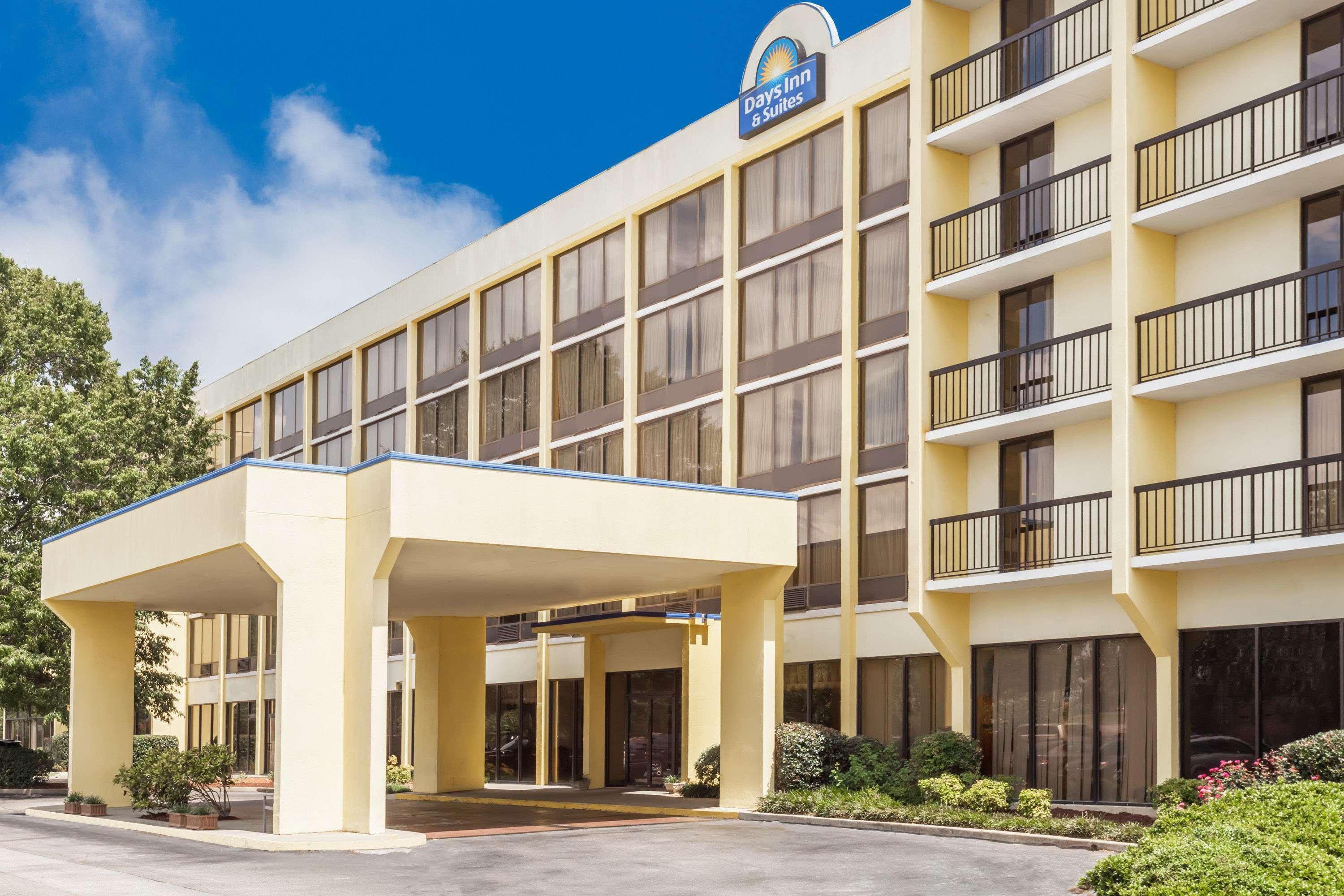 Days Inn & Suites By Wyndham Se Columbia Ft Jackson Esterno foto