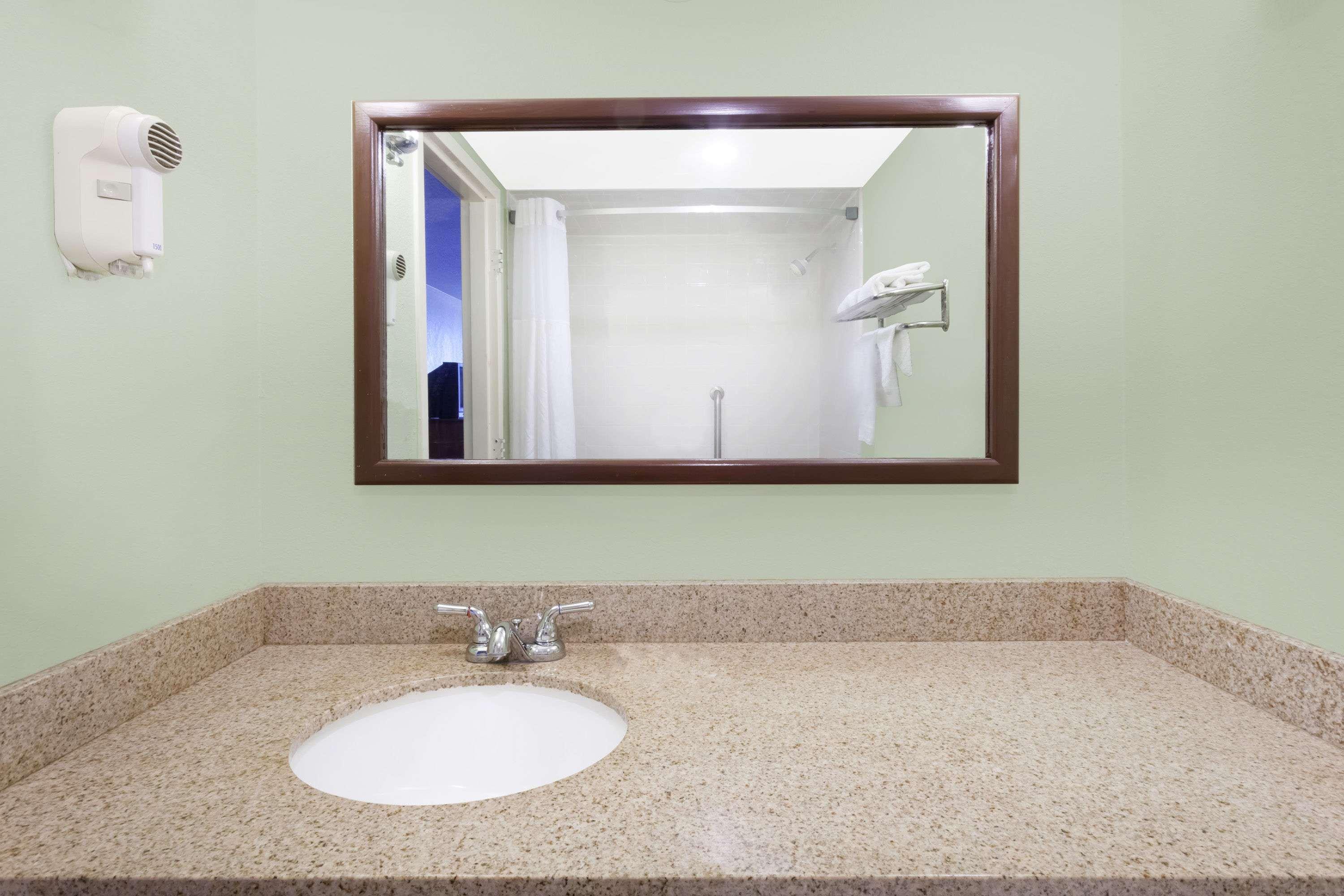 Days Inn & Suites By Wyndham Se Columbia Ft Jackson Esterno foto