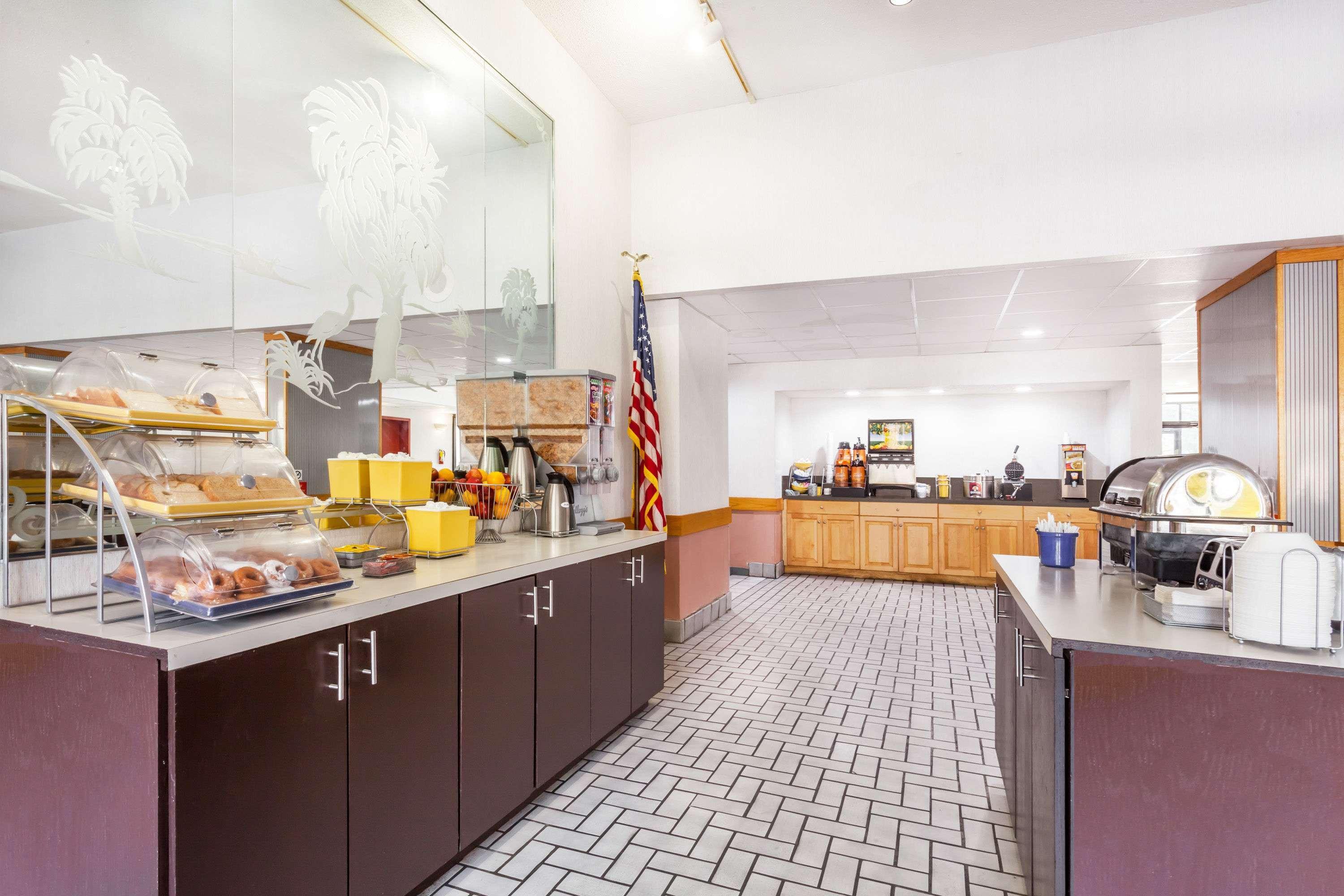 Days Inn & Suites By Wyndham Se Columbia Ft Jackson Esterno foto