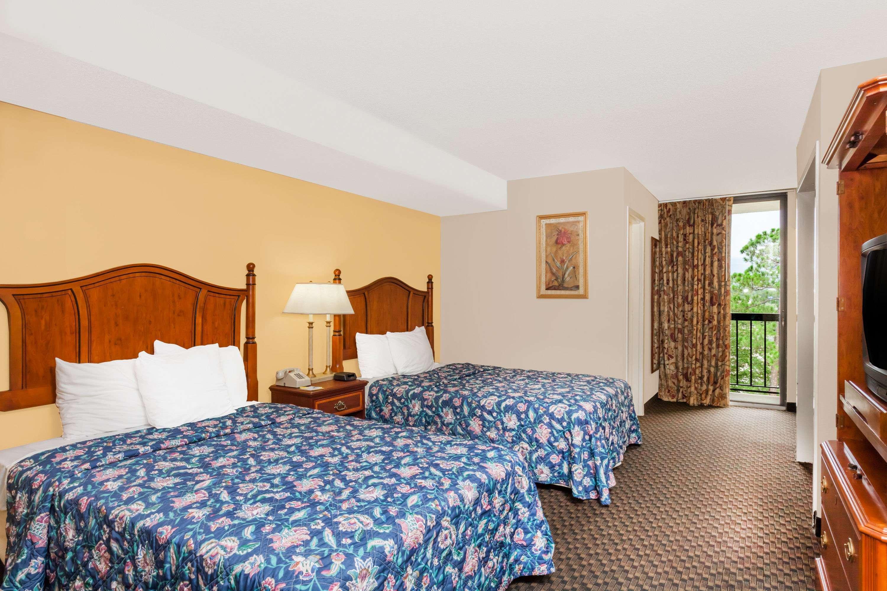 Days Inn & Suites By Wyndham Se Columbia Ft Jackson Esterno foto