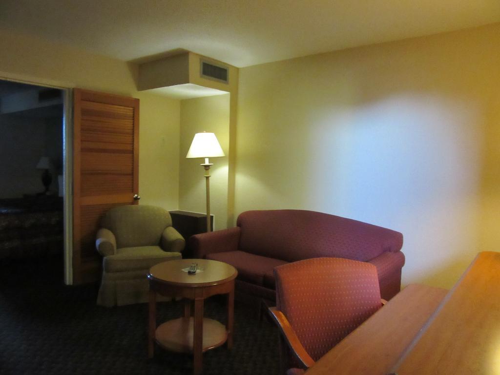 Days Inn & Suites By Wyndham Se Columbia Ft Jackson Esterno foto