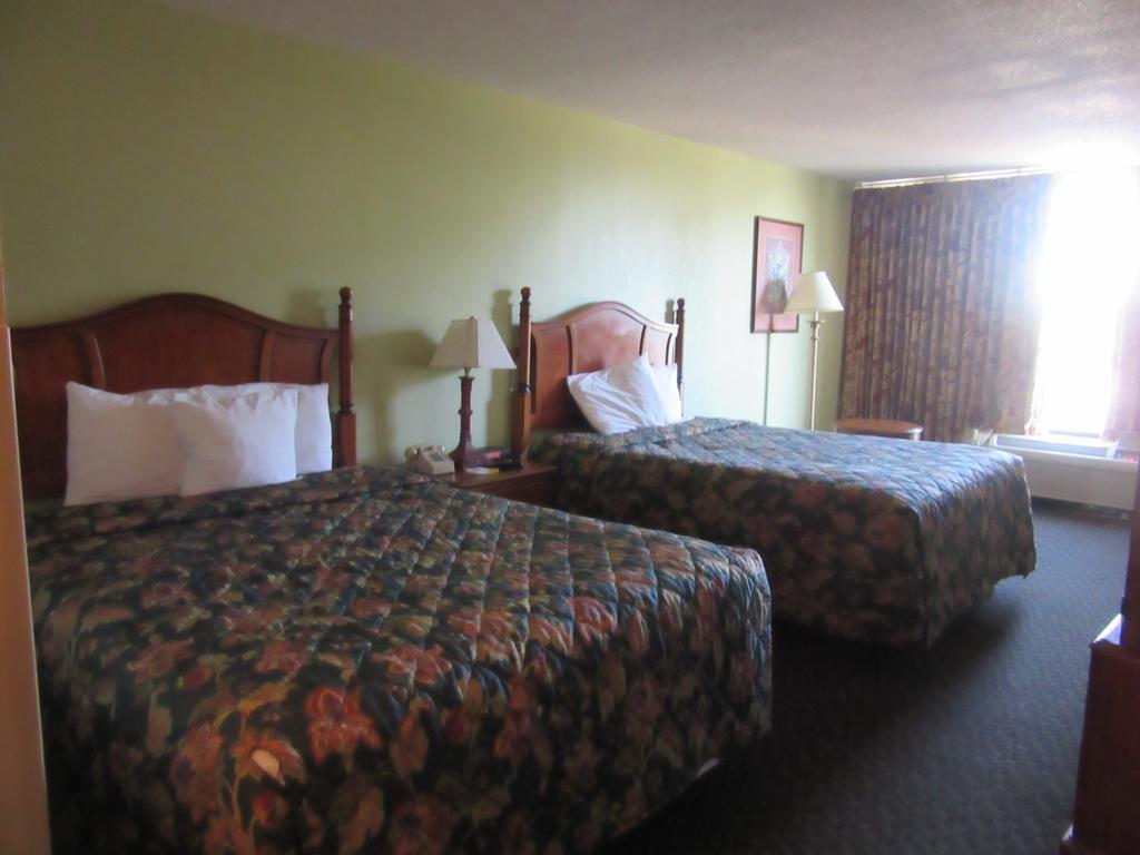 Days Inn & Suites By Wyndham Se Columbia Ft Jackson Esterno foto