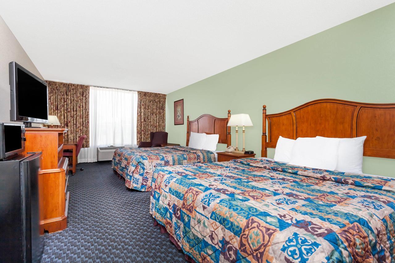 Days Inn & Suites By Wyndham Se Columbia Ft Jackson Esterno foto