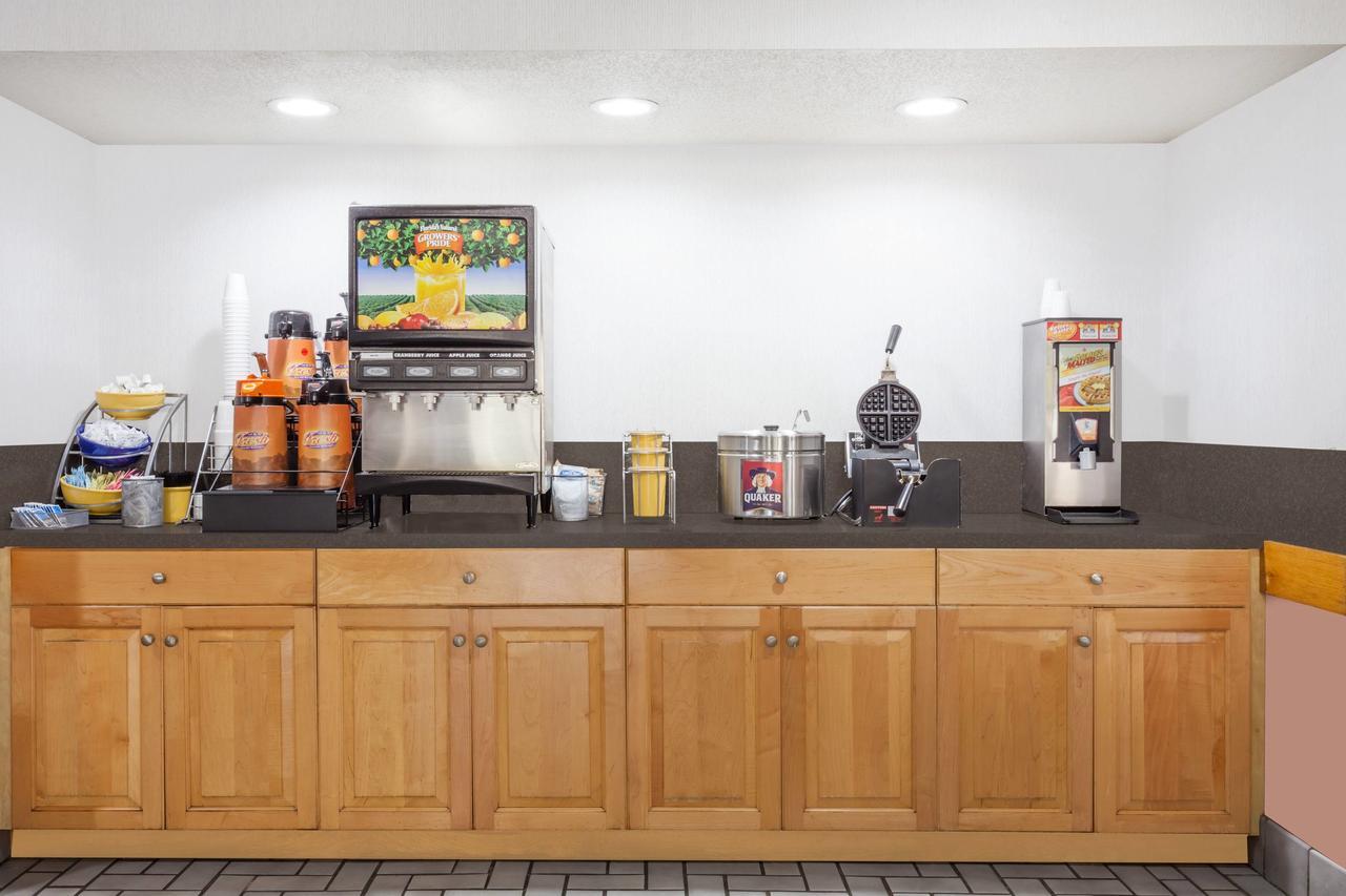 Days Inn & Suites By Wyndham Se Columbia Ft Jackson Esterno foto